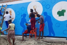 With this information and based on drawings people made, a mural was proposed to address hand washing with running water and soap, after using the bathroom, before eating and before preparing food, with the intention that this practice becomes a habit in family life.