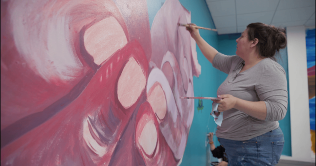 At École Iguarsivik in Puvirnituq, Quebec, a youth-led mural on water issues was created in collaboration with Inuit artist Niap, alongside the development of educational kits addressing water challenges, health, and cultural practices. This initiative was guided by Young Indigenous Ambassadors Elaisa Ittukallak and Natalie Tukalak with the support of Kativik Ilisarniliriniq. Photo credit: CIER/Kativik Ilisarniliriniq