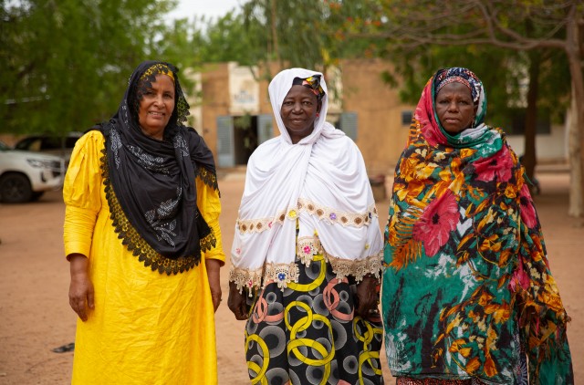 Les membres dirigeantes de la coopérative féminine Sanya (Propreté), debout dans la cour du centre de santé communautaire de Touna, région de Ségou, Mali, en mai 2024. Crédit photo : WaterAid/Basile Ouedraogo.