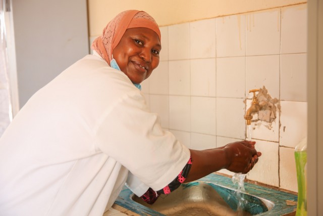 Aminata se lavant les mains au lavabo installé dans son bureau, au centre de santé de Touna. Crédit : WaterAid/Basile Ouedraogo